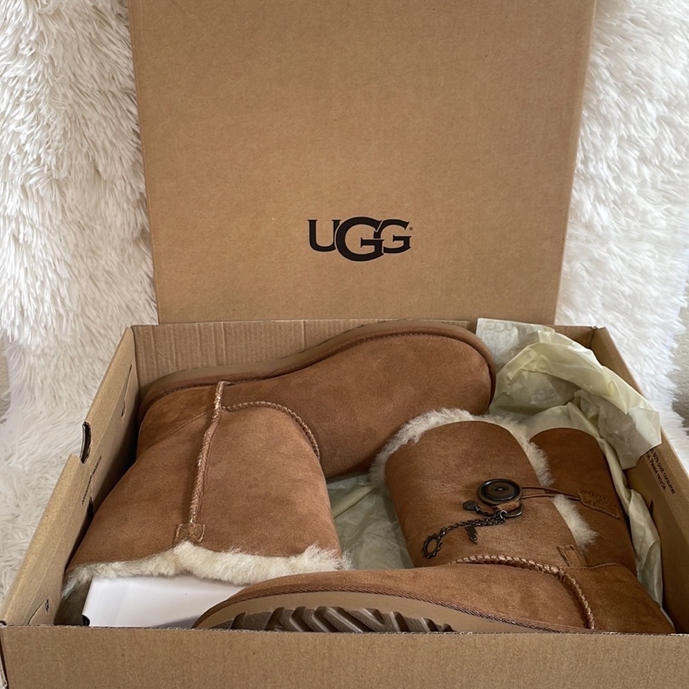 UGG Pure Classic Short boot with Azalea charm 1103129 size 9 womens NEW in Box - Picture 7 of 9